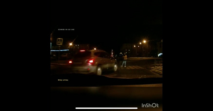 В центре Ярославля молодой водитель сбил двух пешеходов. Видео