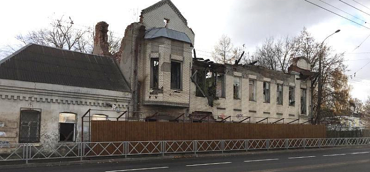 В Рыбинске оградили разрушающийся «Дом Рыбакова»