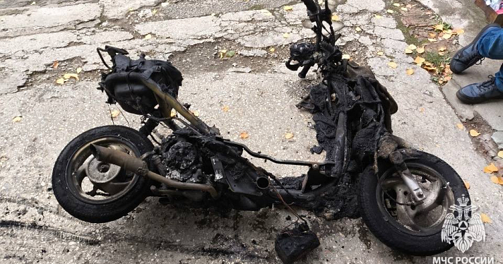 Жильцов дома в Рыбинске эвакуировали из-за поджога скутера