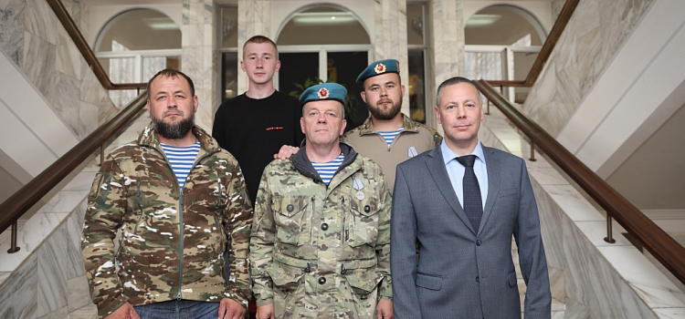 Губернатор Ярославской области вручил участникам спецоперации медали «За Отвагу»_246876