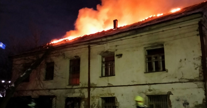 В туристическом квартале Ярославля вспыхнуло старинное здание_227730