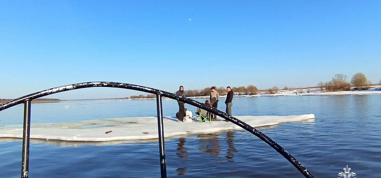 Под Ярославлем молодёжь делала шашлыки на дрейфующей льдине_313743