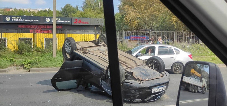 «Датсун» на крыше: на окружной дороге в Ярославле произошло массовое ДТП