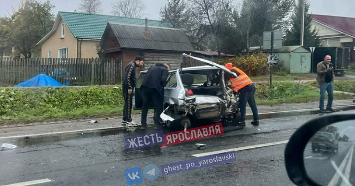 Пассажир ВАЗа оказался в больнице после ДТП с грузовиком под Ярославлем