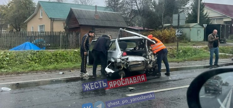 Пассажир ВАЗа оказался в больнице после ДТП с грузовиком под Ярославлем