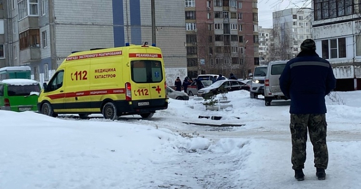 Очевидцы: неизвестный открыл стрельбу из окна дома в Ярославле
