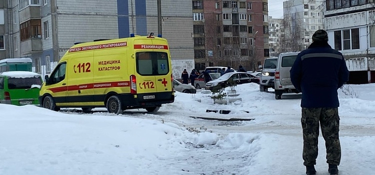 Очевидцы: неизвестный открыл стрельбу из окна дома в Ярославле