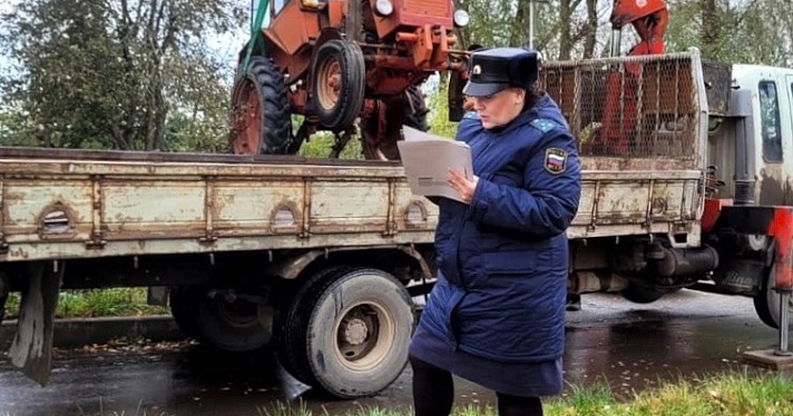 Приставы забрали трактор у жителя Ярославской области в уплату долга за ДТП