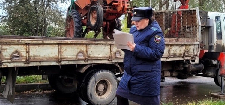 Приставы забрали трактор у жителя Ярославской области в уплату долга за ДТП