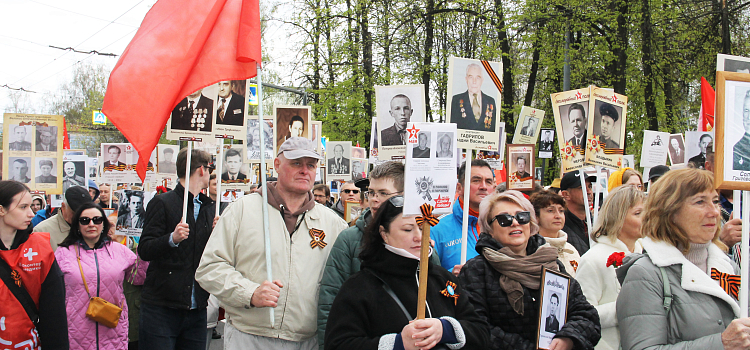 «Бессмертный полк» в Ярославле собрал около десяти тысяч участников_296444