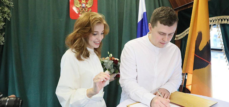 В Ярославле прошла первая свадьба в поезде_259396