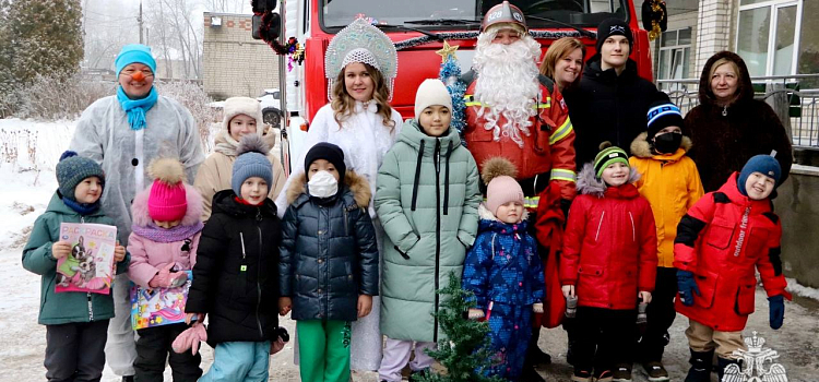 Подарки вручили через окно: в Ярославле в областную детскую больницу приехал «пожарный Дед Мороз»_289700