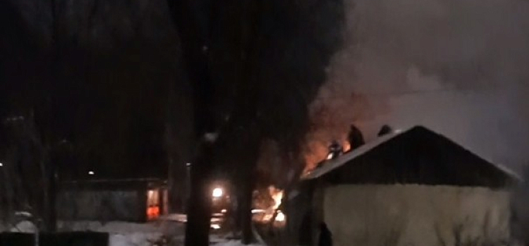 В Ярославле на Пятерке сгорели хозпостройки_258752