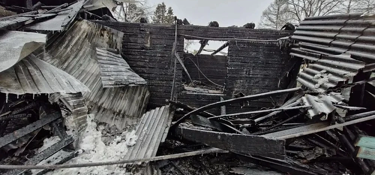Без жилья остались несколько семей: пожар частично уничтожил жилой дом в посёлке Ярославской области_309871