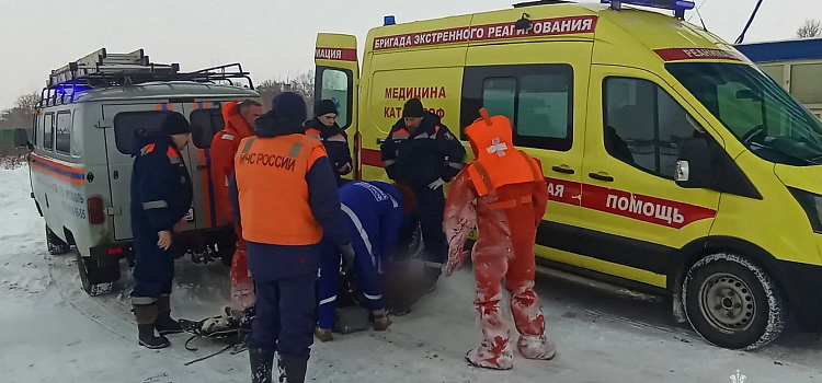 В Ярославле под Октябрьским мостом едва не утонул молодой человек_309795