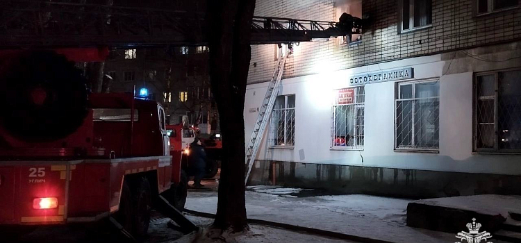 В Ярославской области загорелась квартира, забитая хламом до потолка_290596