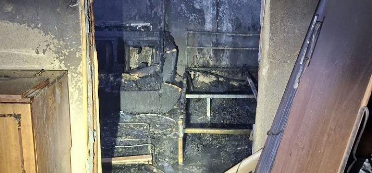 Выбрался на подоконник и ждал помощи: в Ярославле пожарные спасли из горящей квартиры в высотке двоих детей_290764