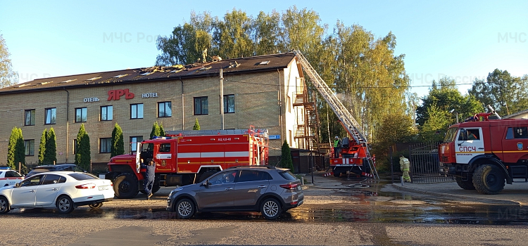 Эвакуированы 15 человек: в Ярославле загорелась гостиница_280985