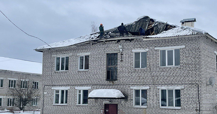 В Ярославской области под тяжестью снега массово рушатся крыши жилых домов_265363