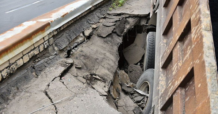 «Перекрытия не выдержали»: мэрия Ярославля прокомментировала ситуацию с провалившимся грузовиком_165516