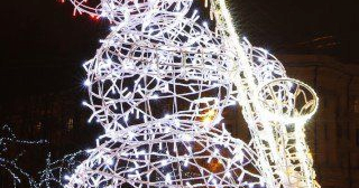 В Ярославле появились новые праздничные световые инсталляции_94824