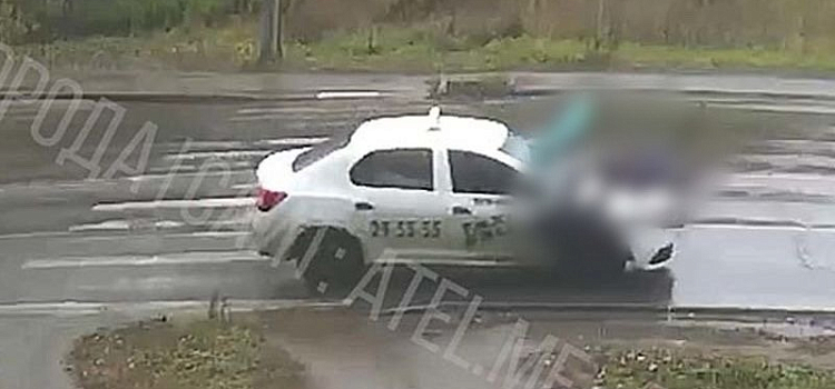 В Рыбинске таксист сбил женщину с ребенком на пешеходном переходе