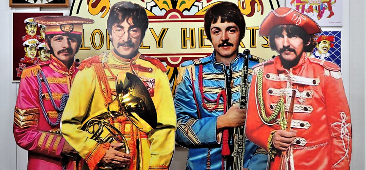 «Любовь, лишающая разума»: ярославский коллекционер о группе «The Beatles», почтовых марках и памятных вещах