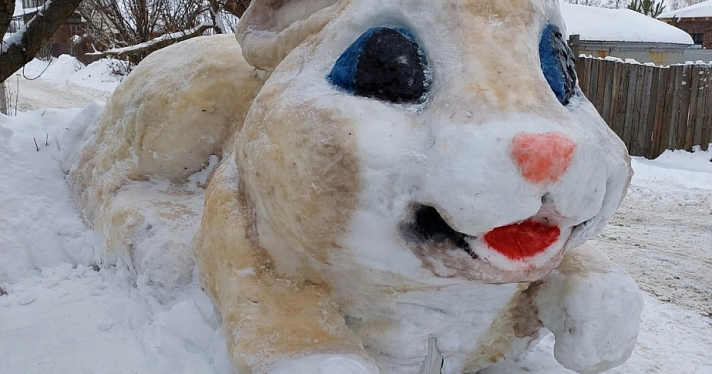 Поселок Норское в Ярославле украсил снежный символ года