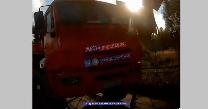 В Ярославле автокран сбил забор и вылетел с дороги на тротуар