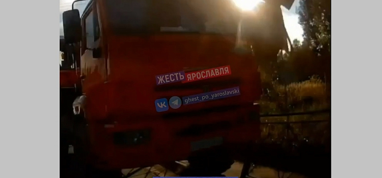В Ярославле автокран сбил забор и вылетел с дороги на тротуар