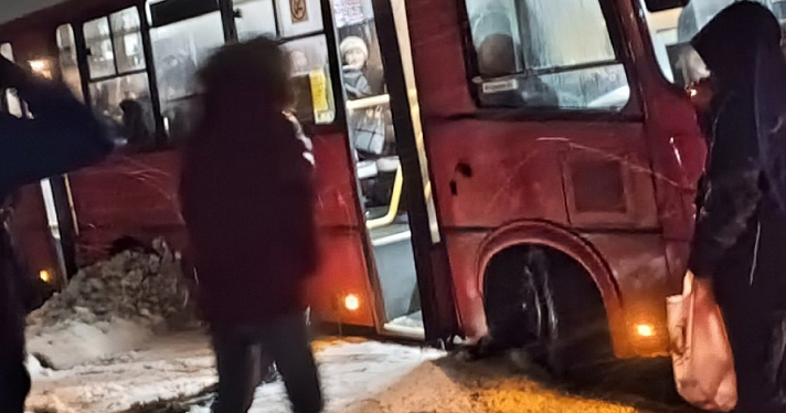 Под Ярославлем автобус с пассажирами вылетел с дороги