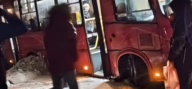 Под Ярославлем автобус с пассажирами вылетел с дороги