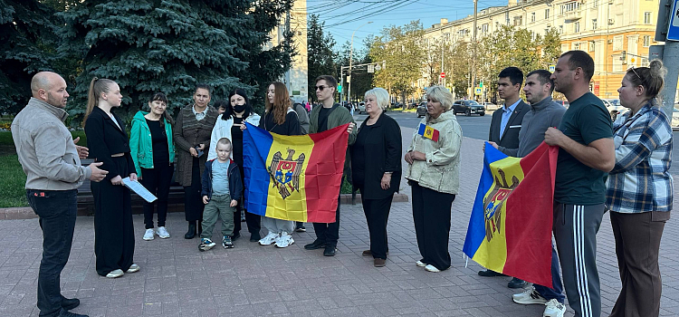 «Мы не забыли про родину»: молдаване в Ярославле вышли на акцию протеста, требуя избирательных участков в России_302111