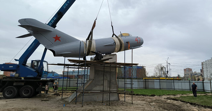 Началась установка реактивного МиГ-15 в сквере «Сокол»