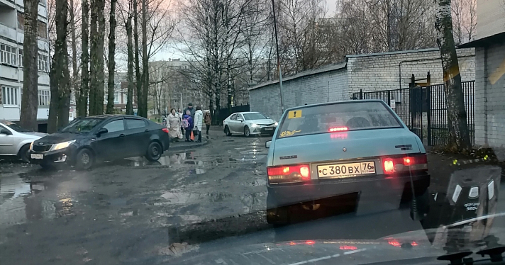 «Везде лужи, ямы, грязь»: жители Дзержинского района пожаловались на состояние дороги у школы_225355