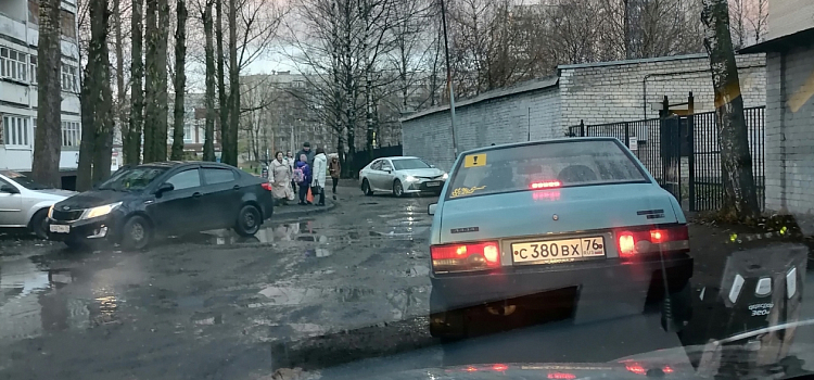 «Везде лужи, ямы, грязь»: жители Дзержинского района пожаловались на состояние дороги у школы_225355
