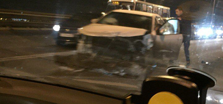 ДТП на Октябрьском мосту в Ярославле: один человек погиб_130115