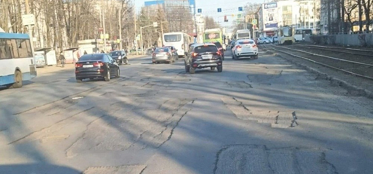 Ямочный ремонт на проспекте Октября в Ярославле будут выполнять еще неделю