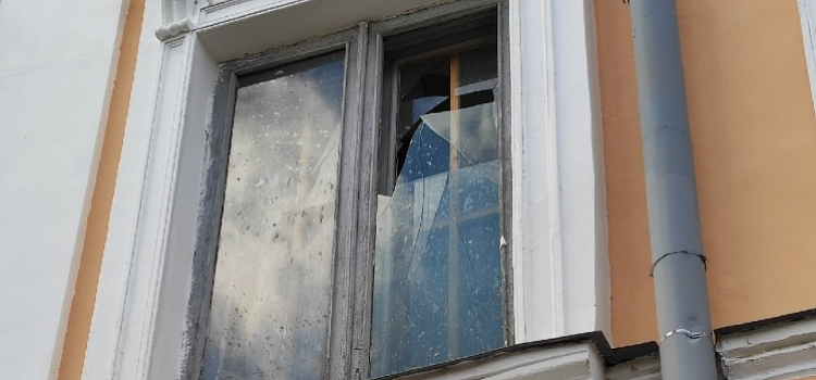 В центре Ярославля ветер выбил окна у исторического здания