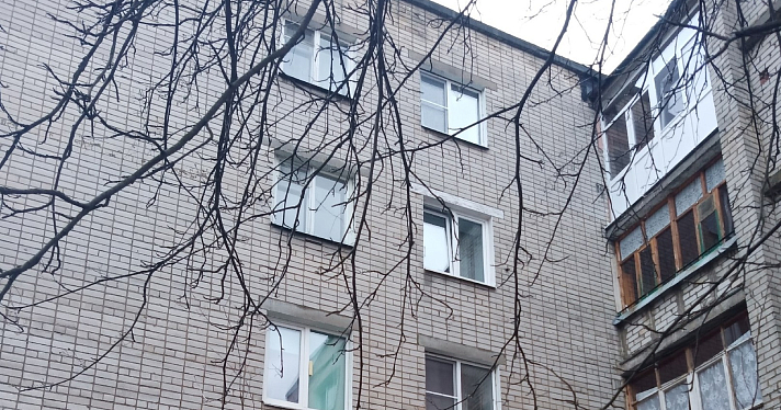 Во Фрунзенском районе Ярославля женщина упала с четвертого этажа: подробности происшествия_236687