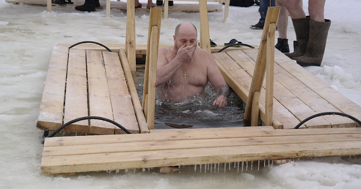 Ярославцы приняли участие в крещенских купаниях (видео)_49463
