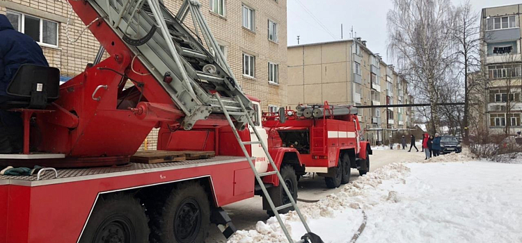 Спички детям — не игрушка: в Ярославской области вспыхнула квартира в пятиэтажном доме_201532