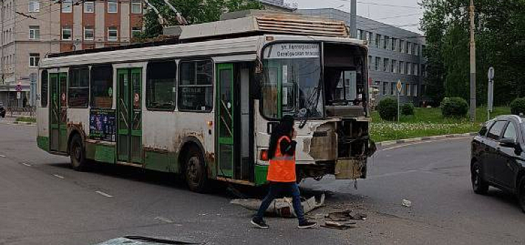 В Ярославле столкнулись троллейбус и автобус_240727