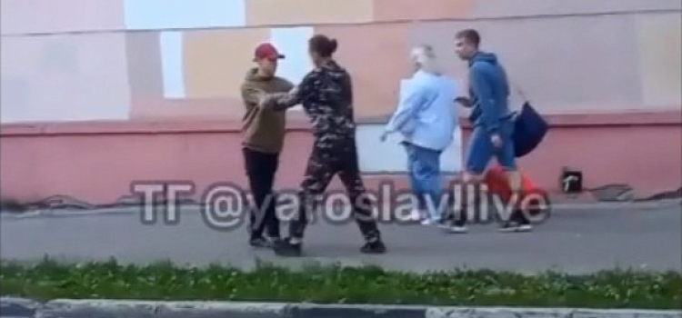Приставал и пинал прохожих: в Ярославле ищут хулигана в камуфляжном костюме