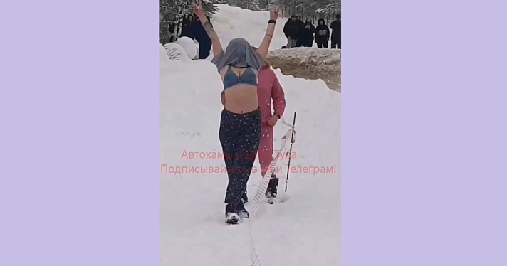 Ярославна во время ралли показала грудь гонщикам из Тулы и отправила их в сугроб