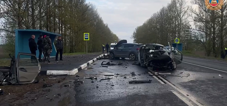 В ДТП под Ярославлем пострадали четыре человека_296469