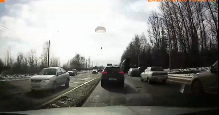 Водители в шоке: в Ярославле парашютист приземлился на дорогу