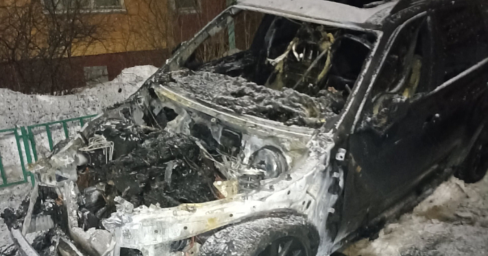 Машина сгорела на проспекте Машиностроителей: поджёг «или псих, или на заказ»_263561