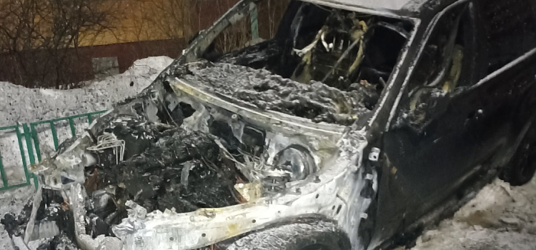 Машина сгорела на проспекте Машиностроителей: поджёг «или псих, или на заказ»_263561