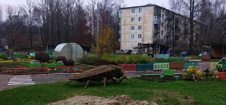Фото дня. Ярославцы испугались двухметрового светлячка у садика на Пятерке